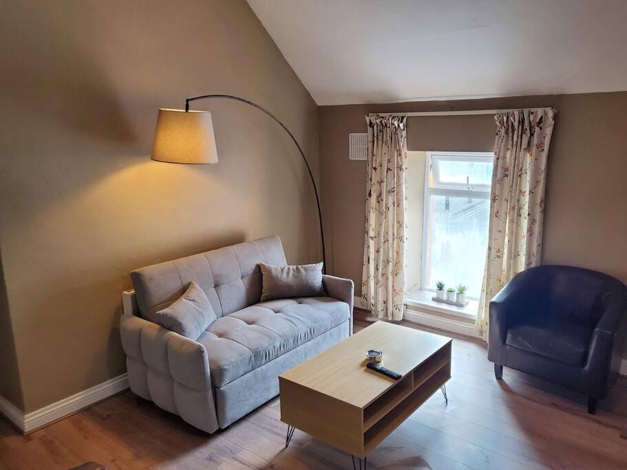 Apt. 2 - Town Centre Apartment Bagenalstown エクステリア 写真
